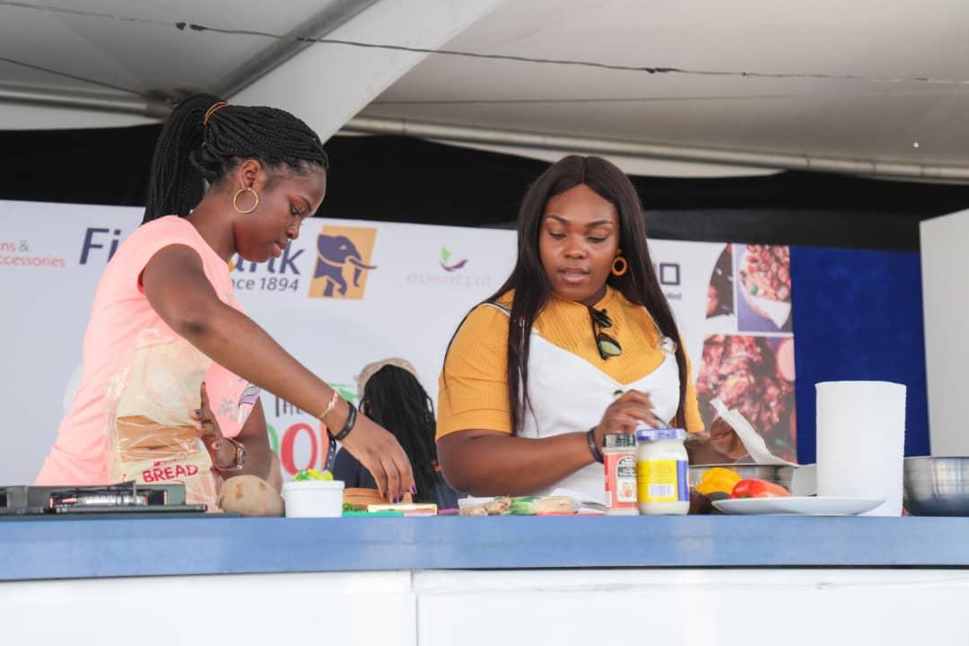Msmenalicious's tweet photo. A family that cooks together will definitely eat together.. Yesterday at the @FirstBankngr Food Souk, we had a Family cook fest and it was mad o!
See as Families showcased their cooking skills na.. I love love love..
#FirstBankXFoodSouk
#DecemberIssaVybe https://t.co/iisJ70MW3Z