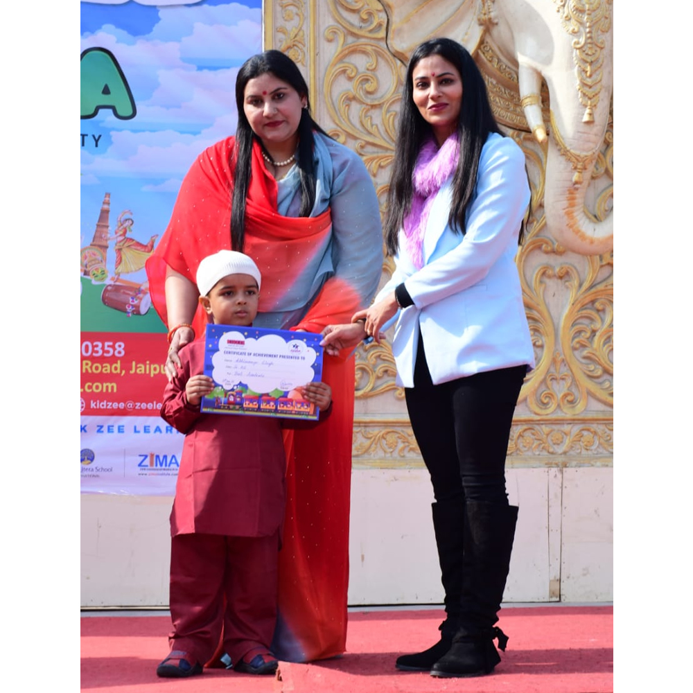 DrAnupamaSoni's tweet image. Kids zee school celebrated their annual function on 21st December where kids wear colourfull dresses and presented their talent on stage. I was invited as chief guest, pleased to see their talent &amp;amp; confidence on stage. 
 #annualday #kidzeeschool #schoolfunction #kidsperformance
