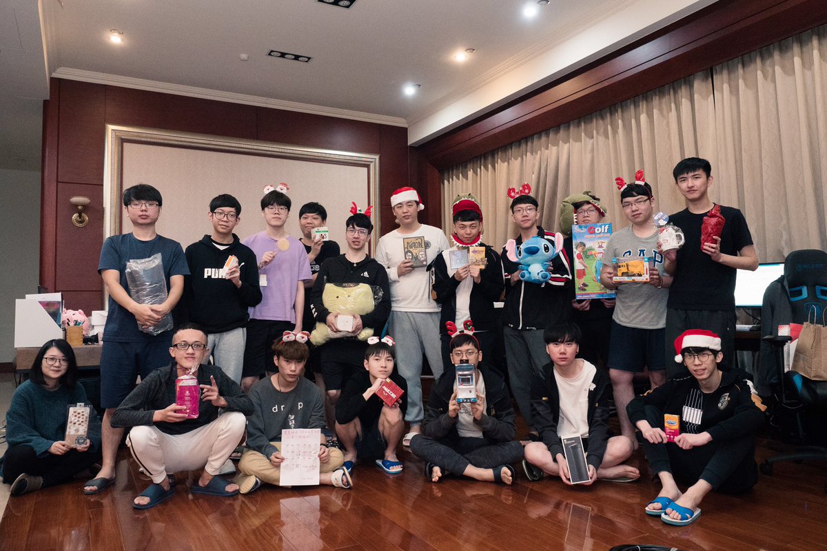 【Hunter’s Diary】X’mas Gift Exchange🎁 
Hunters exchanged the gifts before X’mas,but what makes Empt2y’s face turned red…?😳😳

Come and like the video on G-Rex Facebook and YouTube : @ G-Rex gaming.

🎄Happy Christmas Eve~🎄

#GRex #GRX #英皇電競 #EES #LeagueOfLegends