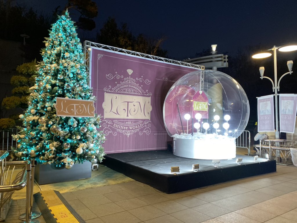 monicalovestaem's tweet photo. It’s a true Christmas with Taemin. I’m in heaven.
#xmas #christmaswithTAEMIN
#koreauniversityhwajunggymnasium #shineeworld #taeminfanmeeting
#TAEMIN #taemingoods #taeminmerchandise
#テミン #태민 #leetaemin #SHINee #fanmeeting #monicalovestaem https://t.co/J1MTTpX3Pj
