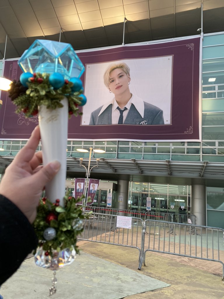 monicalovestaem's tweet photo. It’s a true Christmas with Taemin. I’m in heaven.
#xmas #christmaswithTAEMIN
#koreauniversityhwajunggymnasium #shineeworld #taeminfanmeeting
#TAEMIN #taemingoods #taeminmerchandise
#テミン #태민 #leetaemin #SHINee #fanmeeting #monicalovestaem https://t.co/J1MTTpX3Pj