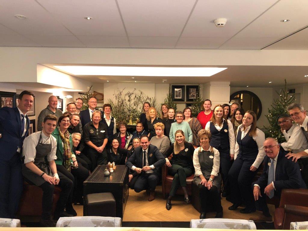 Fijne kerstdagen namens team Golden Tulip Hotel Central en Brasserie Cé🎄 #brasserieCé #goldentulipcentral #fijnekerst #kerstindenbosch #marktdenbosch