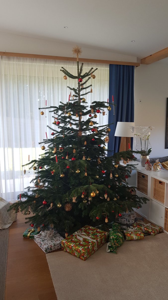 mloeschnigg's tweet photo. Frohe Weihnachten! Ich hatte gerade ein Gespräch über das Rückgrat der Gesellschaft. Für mich sind das #OmasOpas. Sicher nicht alle, aber ganz viele. Braucht man sie -  sind sie da. Immer, bedingungslos. Sie sind der Grund, dass wir unseren Verpflichtungen nachkommen können, weil https://t.co/sPCn1PNSPS
