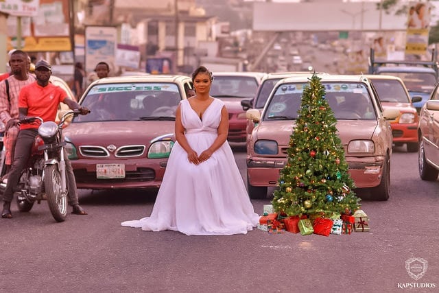 Creative Christmas shoot by a fashion designer against yhe backdrop of the city of Ibadan, Nigeria.

You like?
.
.
#LivewithLynda #WithCreativityEverythingComesAlive
.
.
Source: @Tiwathetailor