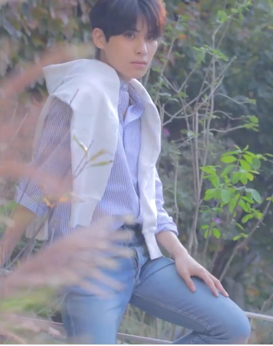 snssyt's tweet photo. ใจเหลวเป็นน้ำ.. แพ้มาก แพ้จริงๆอ่ะ ยีนส์กับเสื้อเชิ้ตคือที่สุดเลยค้าบบบบ ㅠㅠㅜㅠ 💕 #2020SEASONSGREETINGS #DAYS_OF_FANTASY #TAEYANG #유태양 https://t.co/zQFIlM9IcG