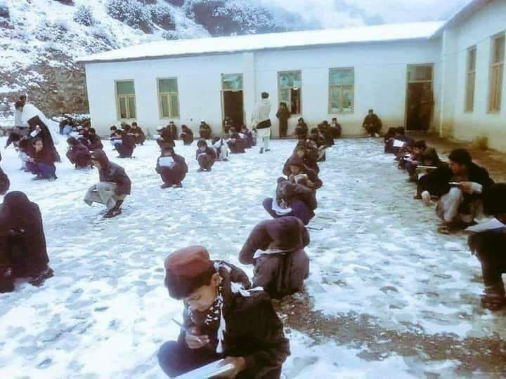 Aqeel_Baluch's tweet photo. #TaleemiEmergency
وادی زیارت کے مقامی سکول کا افسوسناک منظر 
سہولیات نہ ہونے کی وجہ سے بچے سالانہ امتحان کے پیپرز دیتے ہوۓ برف پر بیٹھے ہوۓ. 
افسوس بلوچستان صوباٸی حکومت پر  محکمہ تعلیم پر ؟
یا غریب والدین اور ان کے غریب بچوں پر؟
@VofBalochistan @dpr_gob @jam_kamal @ZahurBuledi https://t.co/skhvCS3oSM