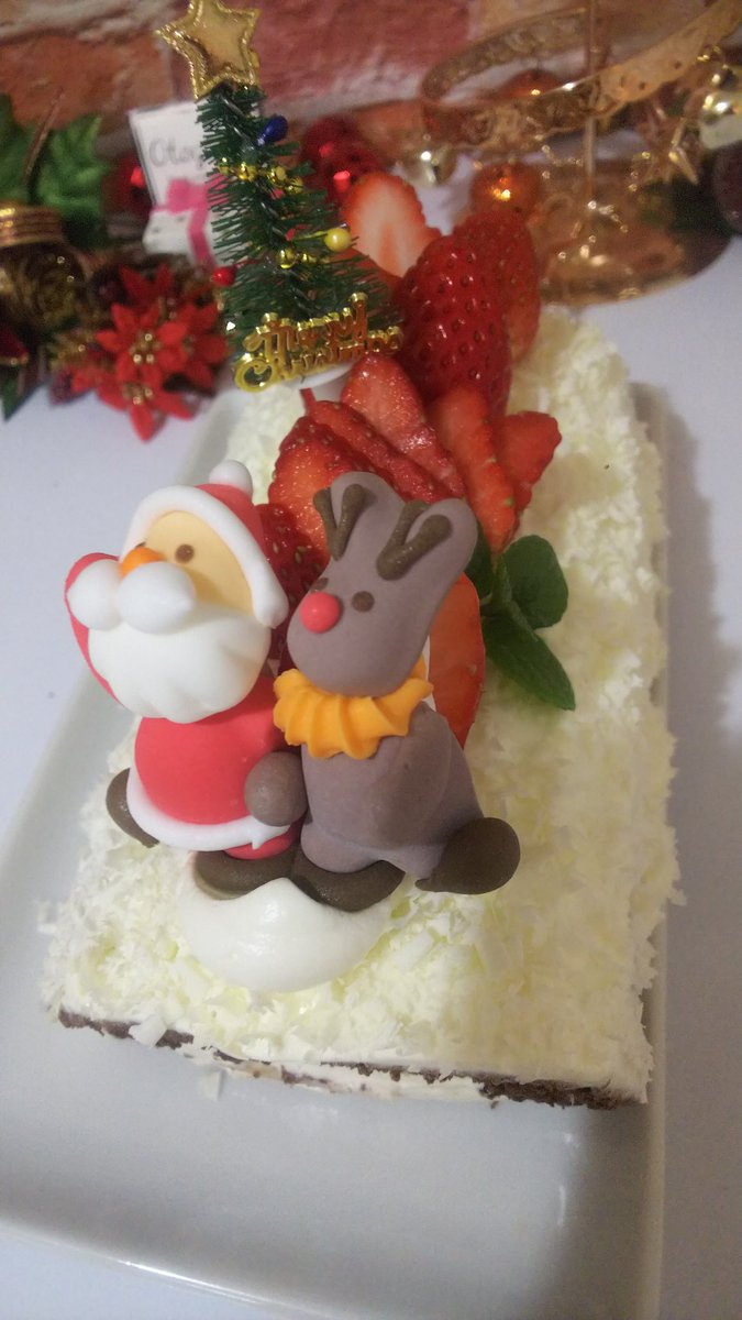 萌菜 Valrhona クリスマスケーキが見たい ノエルケーキ作ったよ ココアの生地に 苺と生クリームたっぷり入れて巻き巻き デコレーションは ホワイトチョコのコポーで可愛さアップ W このクリスマスツリーのピックは100均でゲット 安い材料