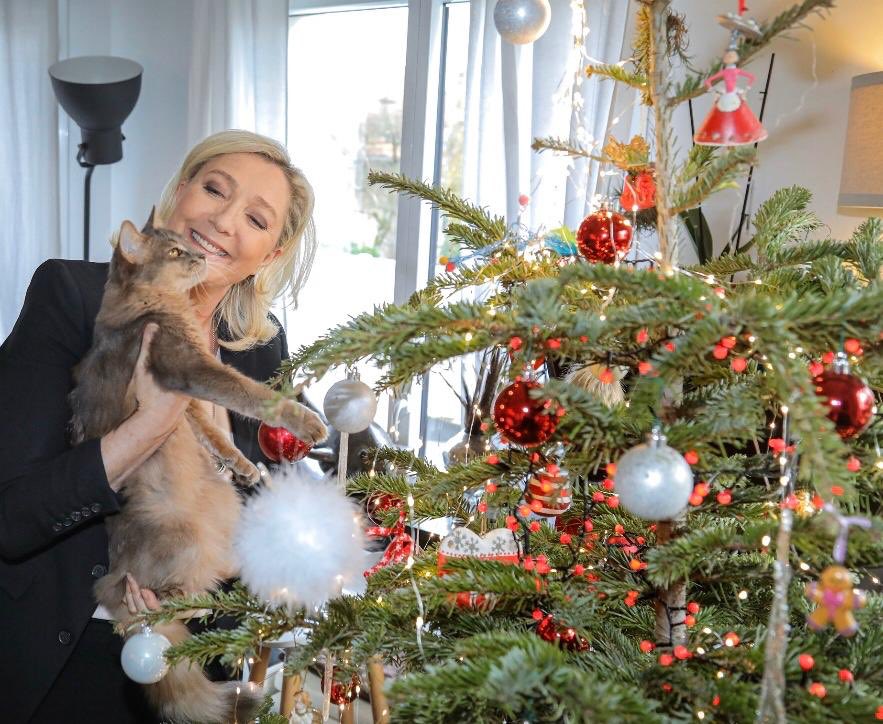 MLP_officiel's tweet photo. Joyeuse préparation de Noël à tous et pensée affectueuse à ceux qui ce soir travailleront pour assurer notre bien-être et notre sécurité. MLP https://t.co/plvjH6U1Eg