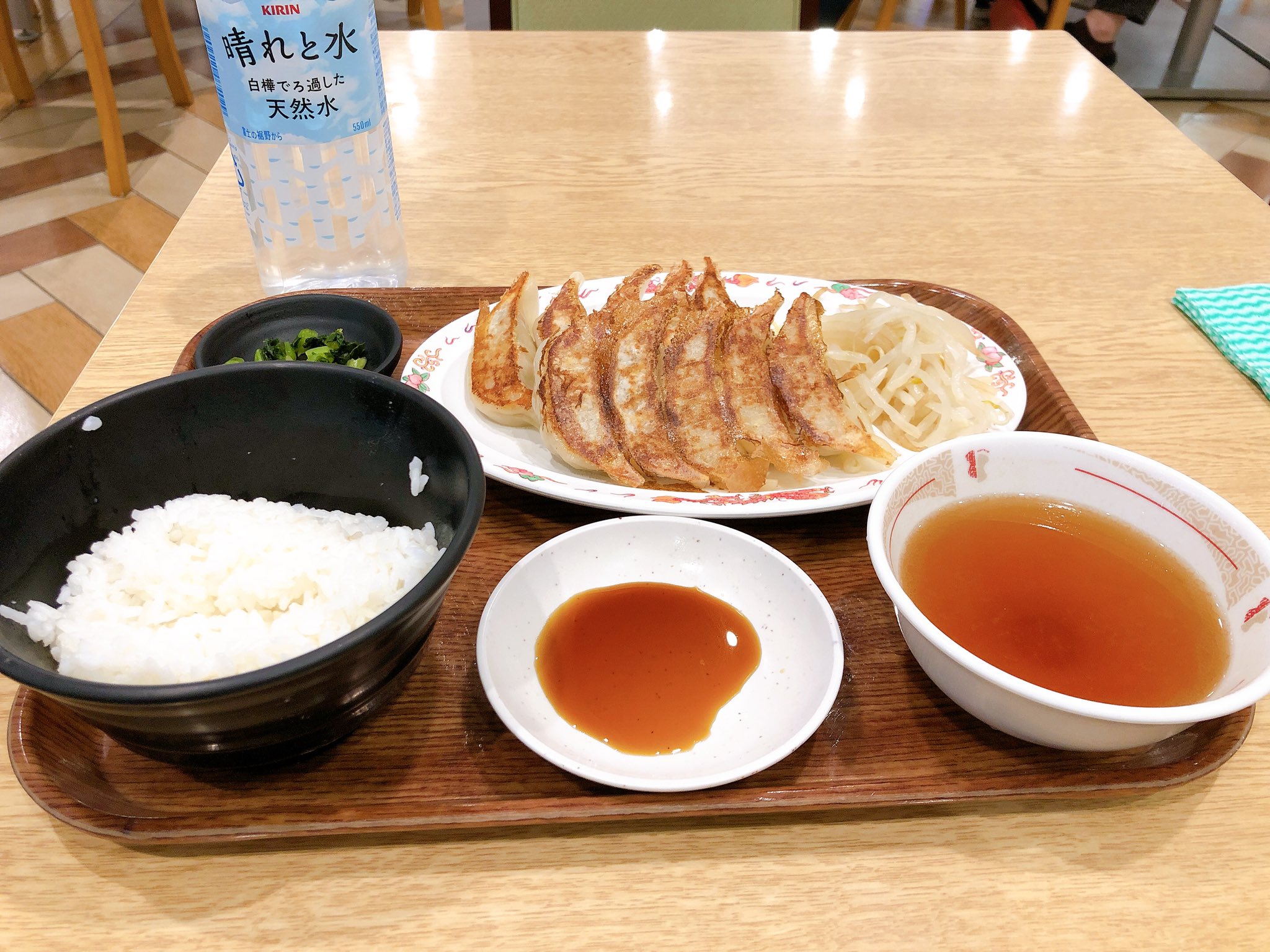Adam At 運転の休憩でただいま浜松 クリスマスディナーは浜松サービスエリアで浜松餃子定食 浜松サービスエリア内にあるローランドのブースでピアノを弾いて名古屋へ出発 しかし私くらいのポンコツピアニストだと弾いていても誰にも気付かれないよな