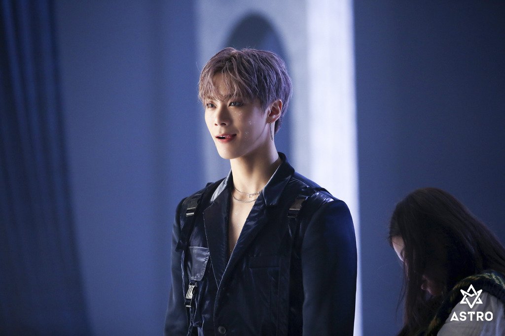 Pic]@ASTRO_Staff twitter update ASTRO #BLUEFLAME M/V behind the