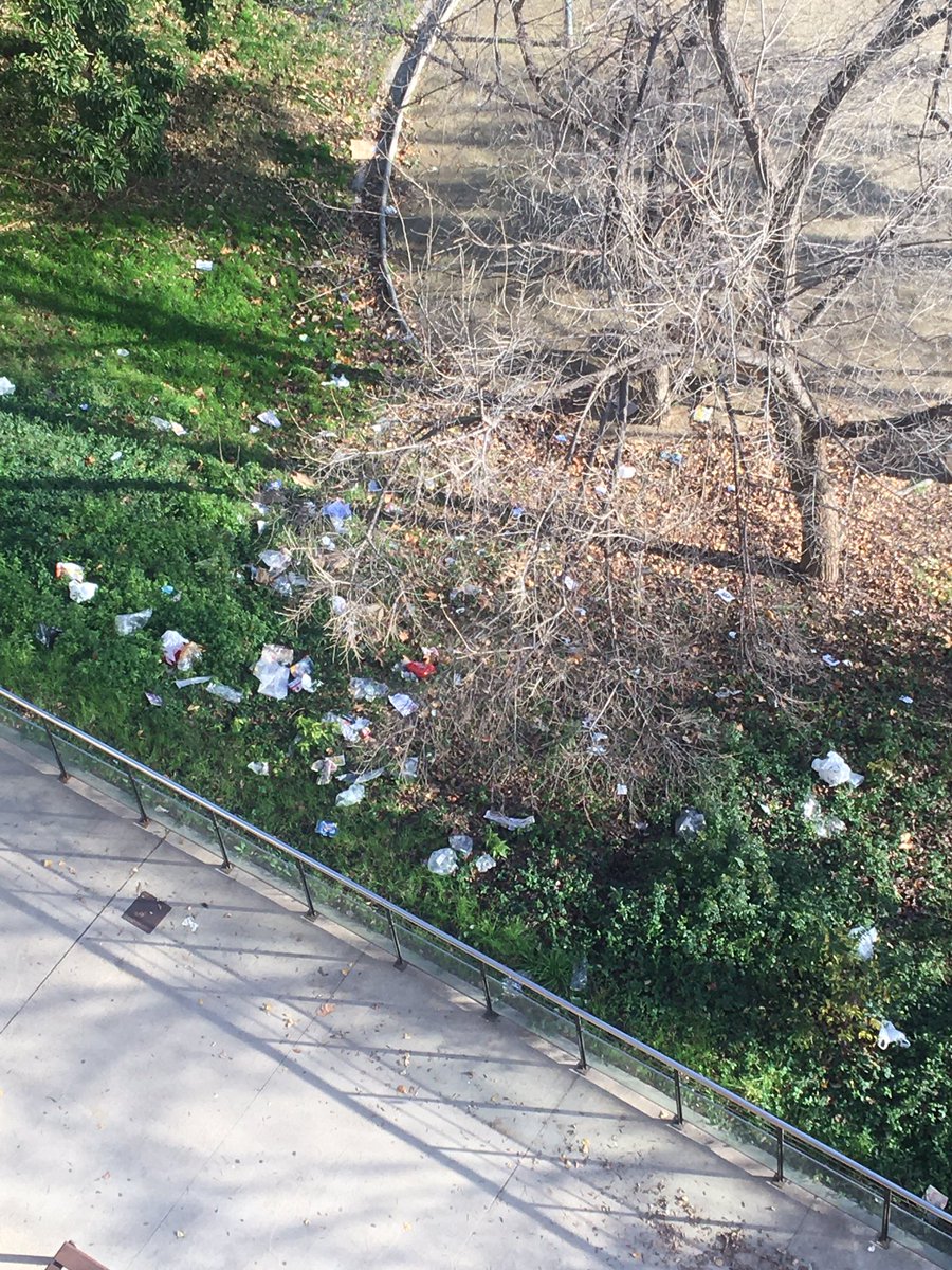 El vent ha deixat així de brut el Torrent de les Bruixes del Parc de Vallparadís. Ja fa dos dies. Hi podeu enviar algú <a href="/ajterrassa/">Ajuntament de Terrassa</a> ? Gràcies! #Terrassa
