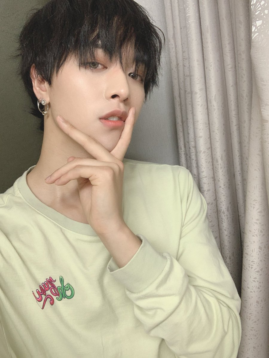 official_ONEUS's tweet photo. [#RAVN] 🌙🔥🌹❄❄ https://t.co/IjLufPS7zL