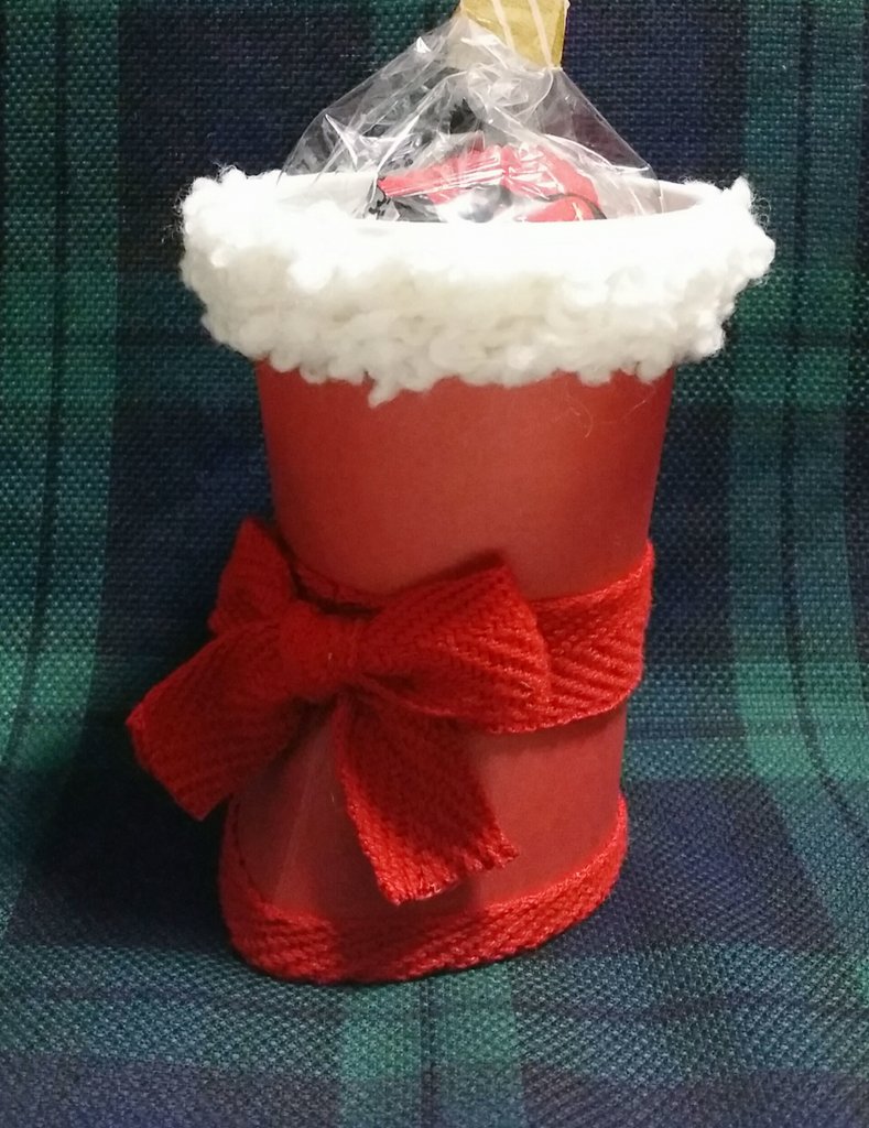 金魚百貨店 暮らしニスタ クリスマスデコレーションコンテスト応募用に紙コップ2個で作ったクリスマスブーツ 子供の頃に お菓子入りのブース買って貰えなかったので紙コップで作ってみたー カットして差込むだけなので簡単 だが底は無いｗ