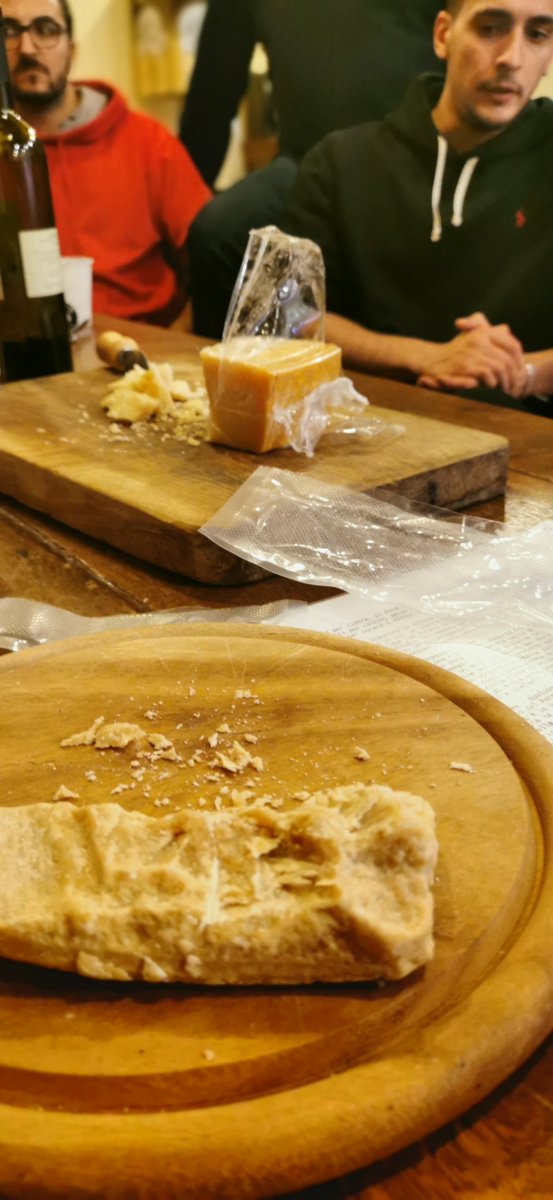 davide_e_galli's tweet photo. 17 anni di stagionatura! Il grande privilegio di mangiare uno spicchio di un #ParmigianoReggiano bio di montagna del 2004. La data esatta del cambio vita, quando mi sono trasferito a #Bardi in #ValCeno nell'#Appennino Parmense https://t.co/eHSltVa0ac