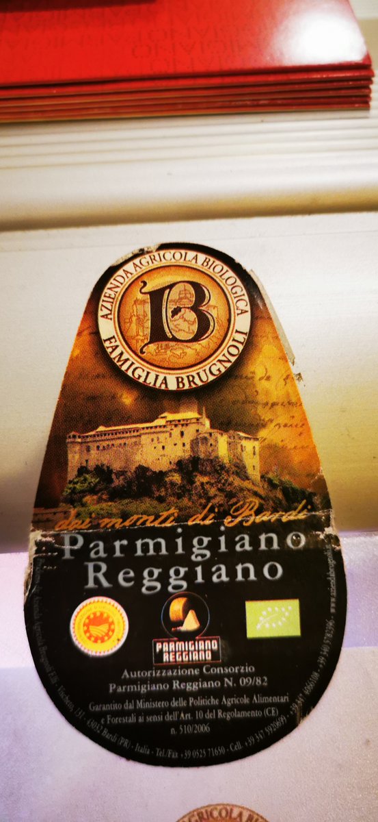 davide_e_galli's tweet photo. 17 anni di stagionatura! Il grande privilegio di mangiare uno spicchio di un #ParmigianoReggiano bio di montagna del 2004. La data esatta del cambio vita, quando mi sono trasferito a #Bardi in #ValCeno nell'#Appennino Parmense https://t.co/eHSltVa0ac