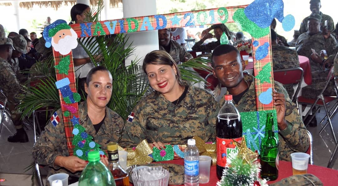 EjercitoRD's tweet photo. Soldados pertenecientes a la 4ta. Brigada de Infantería, ERD, comparten y disfrutan en un almuerzo encabezado por el Ministro de Defensa, Tte. Gral Rubén D. Paulino, el Comandante Gral. del Ejército, los miembros del Estado Mayor Coordinador de la institución. https://t.co/NQQ3p5QrVK