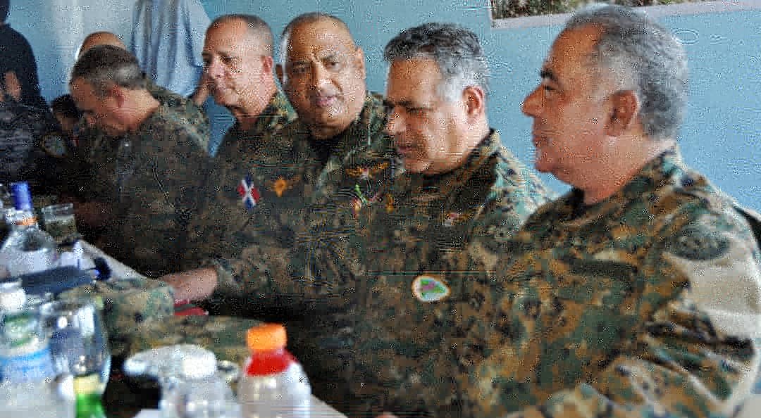 EjercitoRD's tweet photo. Soldados pertenecientes a la 4ta. Brigada de Infantería, ERD, comparten y disfrutan en un almuerzo encabezado por el Ministro de Defensa, Tte. Gral Rubén D. Paulino, el Comandante Gral. del Ejército, los miembros del Estado Mayor Coordinador de la institución. https://t.co/NQQ3p5QrVK