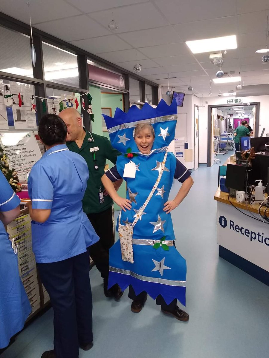 Its xmas eve and Eden ward is giving some cracking care. <a href="/RCHTWeCare/">Royal Cornwall Hospitals NHS Trust</a> #ChristmasEve #christmascracker #ChristmasCrew #hospitalatchristmas