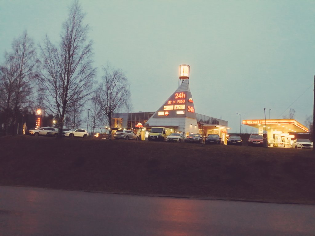 Joht_Kotiniemi's tweet photo. Hyvää juhlapäivää ajomiehet @KosonenTimo, @theFieni, @jarvansalo, @Jrvinen_J! Missäs sitä nautitaan joulutsufeet?
#Shell #ShellienMies #TunnistaShell #TosiHelppo https://t.co/AzvlXJ2bcm