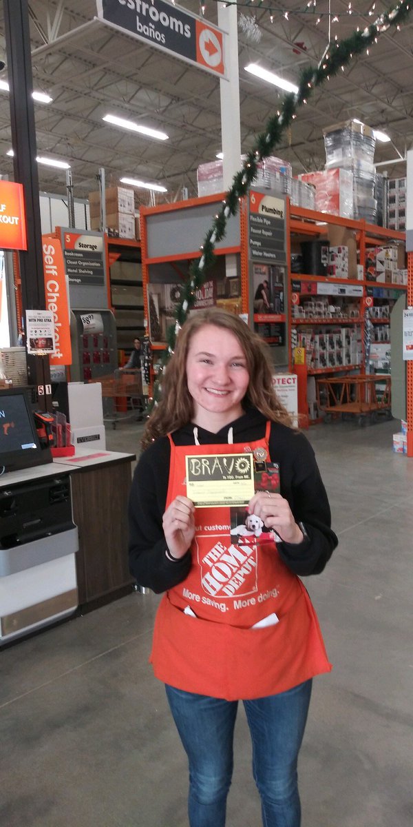 EddieD3203's tweet photo. Amber fully Engaged with customers at the SCO! Great job! #2109wegotthis #APSprint @lindsey52280 @MattWorkmanTHD @KevinMasseyTHD https://t.co/inuZTXltWI