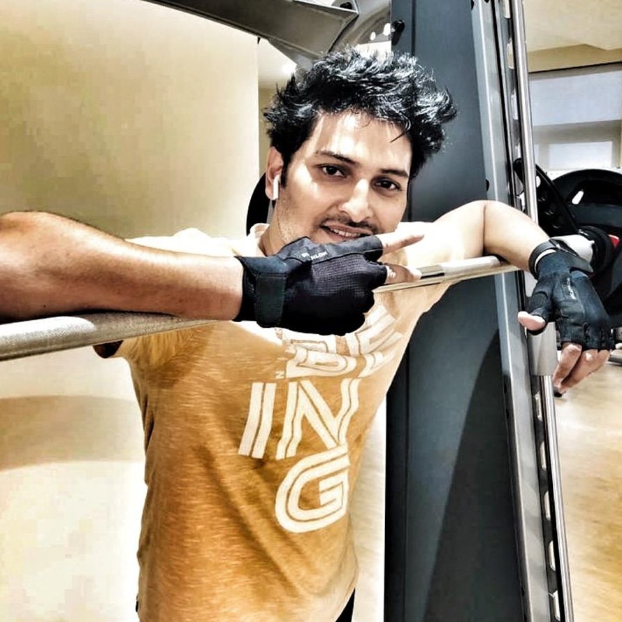 VamsiYakasiri's tweet photo. Gearing up for #2020 with a transformation for my next film..🎥
That’s how my #Christmas is happening. How are y’all spending yours? #HappyHolidays to all!❤🎄
#TransformationDays https://t.co/1v3acgcpbY