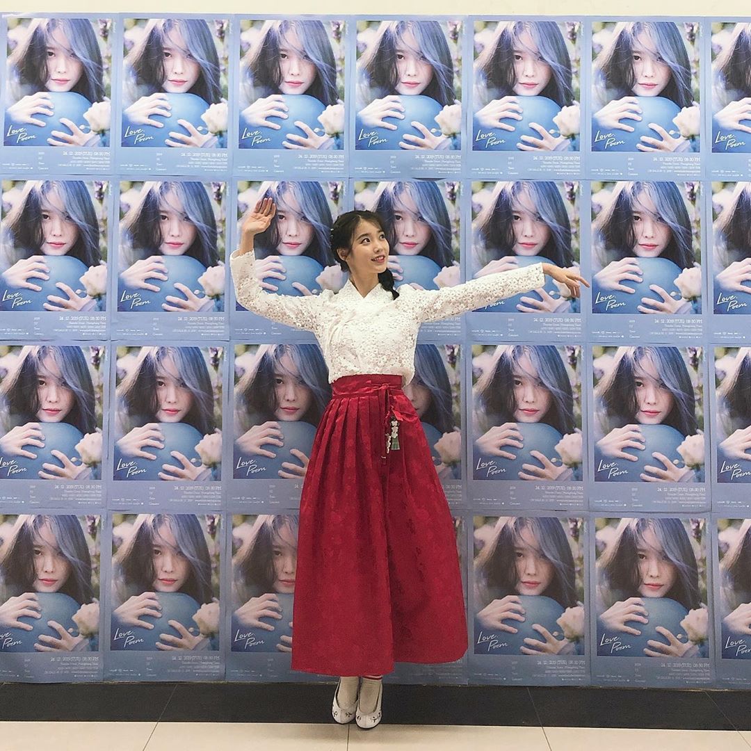 radian_iu's tweet photo. [IUstagram] 191224 dlwlrma: You know right..we didn't pressure IU Team to do this🎄 #WhoIsNumber1? (1/3)

🔗https://t.co/5y5WX2cUU2 https://t.co/fahTg2tHyQ