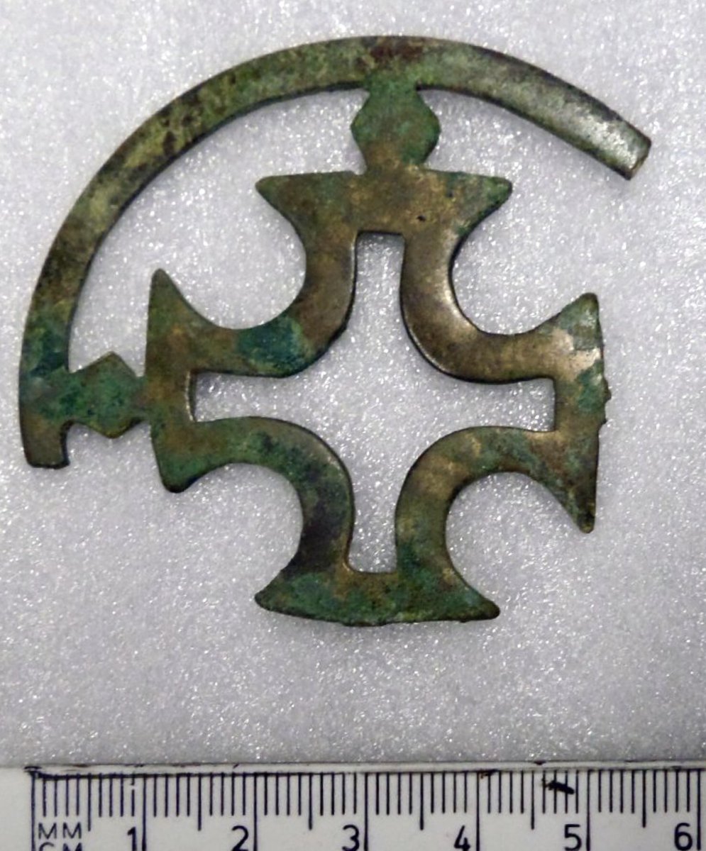 This is not to argue that everyone in 5th/6thC Britain was Christian. Rather, that Christianity cont. to be practised c400-600 alongside other forms of religion as had prob. been the case in the late Roman period, too. Eg 6thC pendant cross from Bedford?  https://research.britishmuseum.org/research/collection_online/collection_object_details.aspx?objectId=86526&partId=1&searchText=Anglo-Saxon+pendant&images=true&page=1