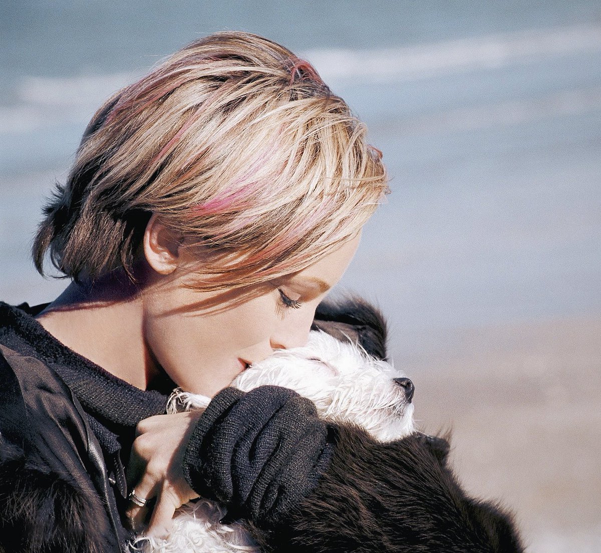 PatriciaKaasRU's tweet image. Merry Christmas everyone! 🎄❄ Don&apos;t forget to send a big hug to the ones you love! ❤🐾
#patriciakaas #merrychristmas #dog #maltese #bichon #love #hug