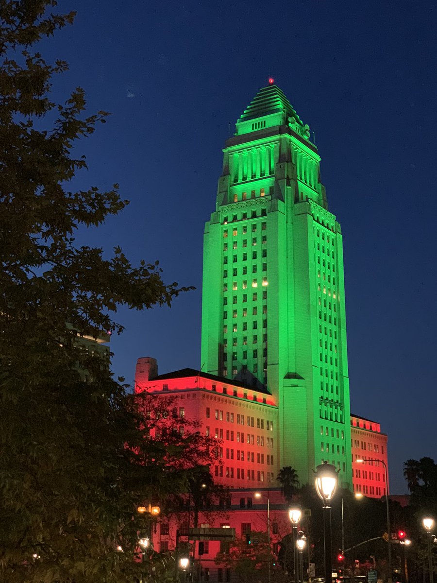 LASDHQ's tweet photo. Good Morning &amp; Merry Christmas Eve from #LASD If you’re traveling today, safe travels. 🎄 🎅 ☃️ 🎁 We are open 24/7 (even on Christmas) call us if you need us! #ChristmasEve https://t.co/cCl4pZC4NX