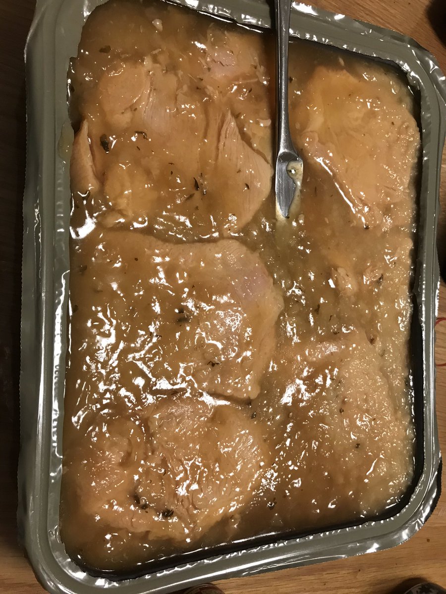 battalion7's tweet photo. LOC4で貰ったMREのターキーチキンを家族で食べました!
チキンはとても柔らかく、箸で掴むと崩れてしまう程、なのでフライ返しですくって食べました!
味は分かりやすく言うと、塩味のやきとり缶でした
MREだけあり塩味が強かったです
#LOC4後日談
#LOC4 https://t.co/uwgO5ngwbd