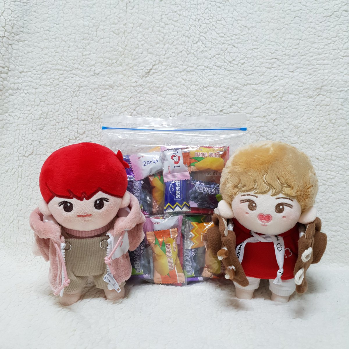 아겨들 팬빠띠빠띠 갈 준비 완료❣❣
약소하지만 간식들구 갑니다..~
내일 모두 조심히 오세요🙏💙
#팬파티 #셍싹이 #꿀빵우니 #셍뭉치네