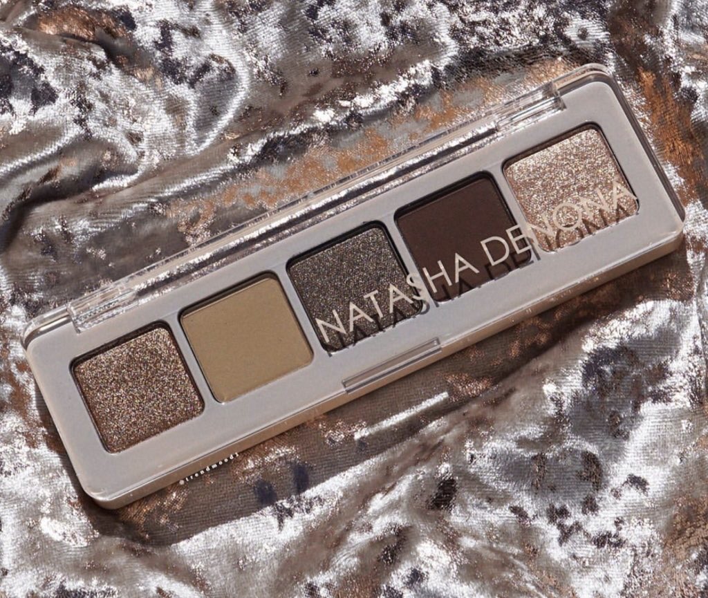 Trendmood's tweet image. Available Now! 🚨LINK ▶️ bit.ly/2sh0gTt online @sephora NEW! Mini! By @Natasha_Denona 😍🙌🏼🙀 The #MiniGlam #EyeshadowPalette ✨
Includes 5 beautiful, wearable shades $25