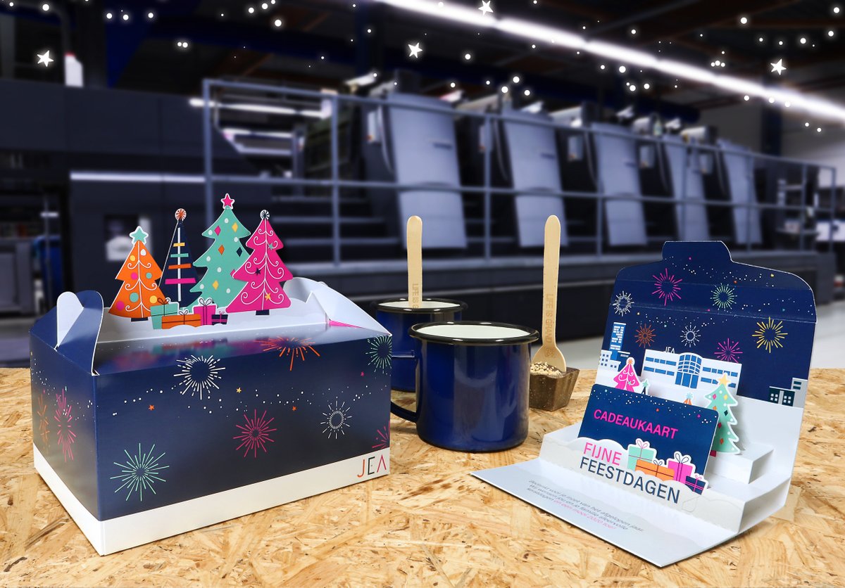 De gezelligste tijd van het jaar is weer aangebroken 🎄✨Om alvast in de stemming te komen is iedereen bij JEA verwend met een zelf ontworpen kerstpakket gevuld met iets leuks én lekkers! 

Fijne feestdagen en een mooi 2020!

#powertothepaper #jea #kerstgeschenk #fijnefeestdagen