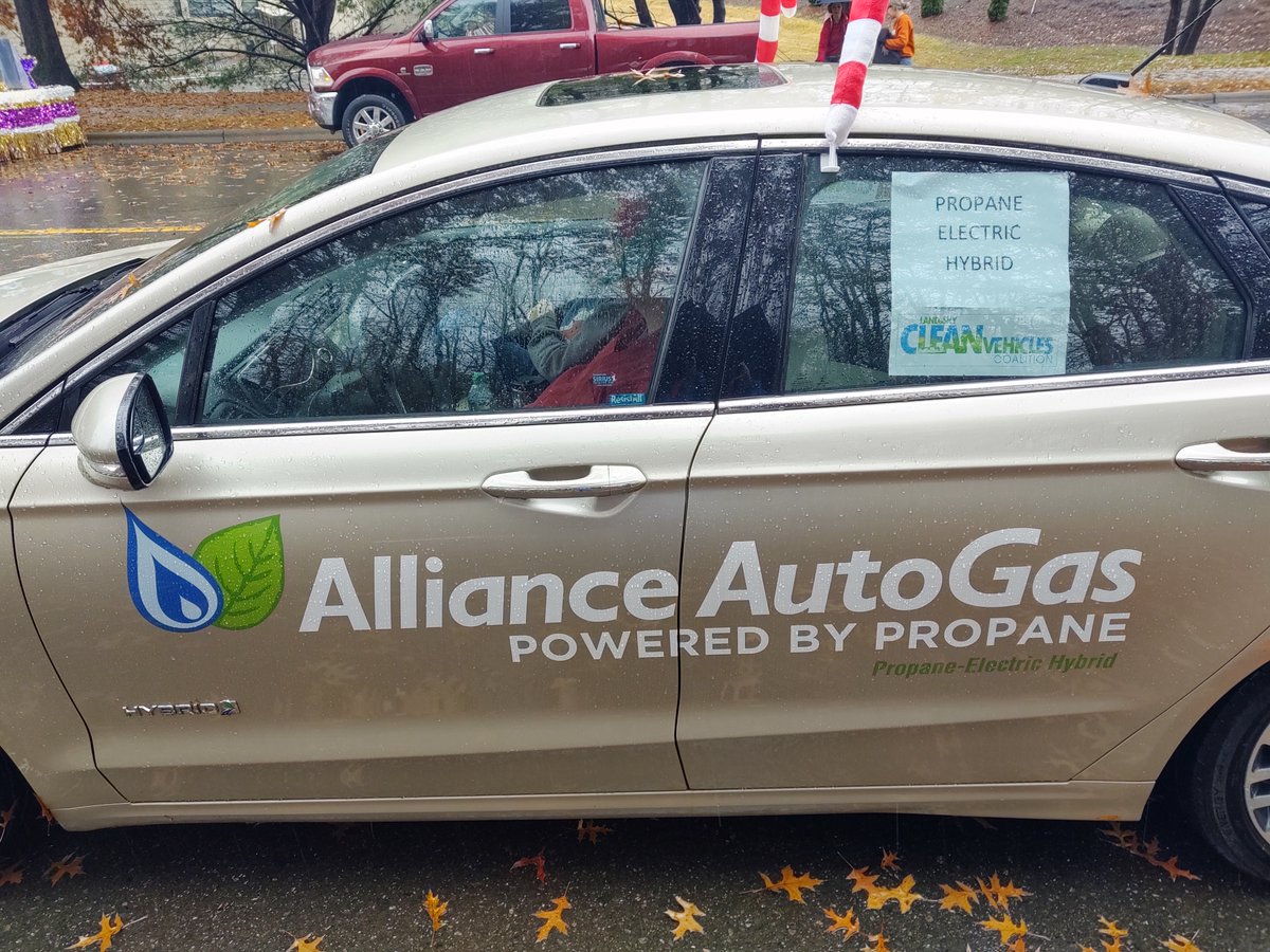 AllianceAutoGas's tweet photo. Representing alternative fuels and clean air at the Asheville, NC holiday parade. Wishing everyone a wonderful holiday season! https://t.co/lgcg16NcXV