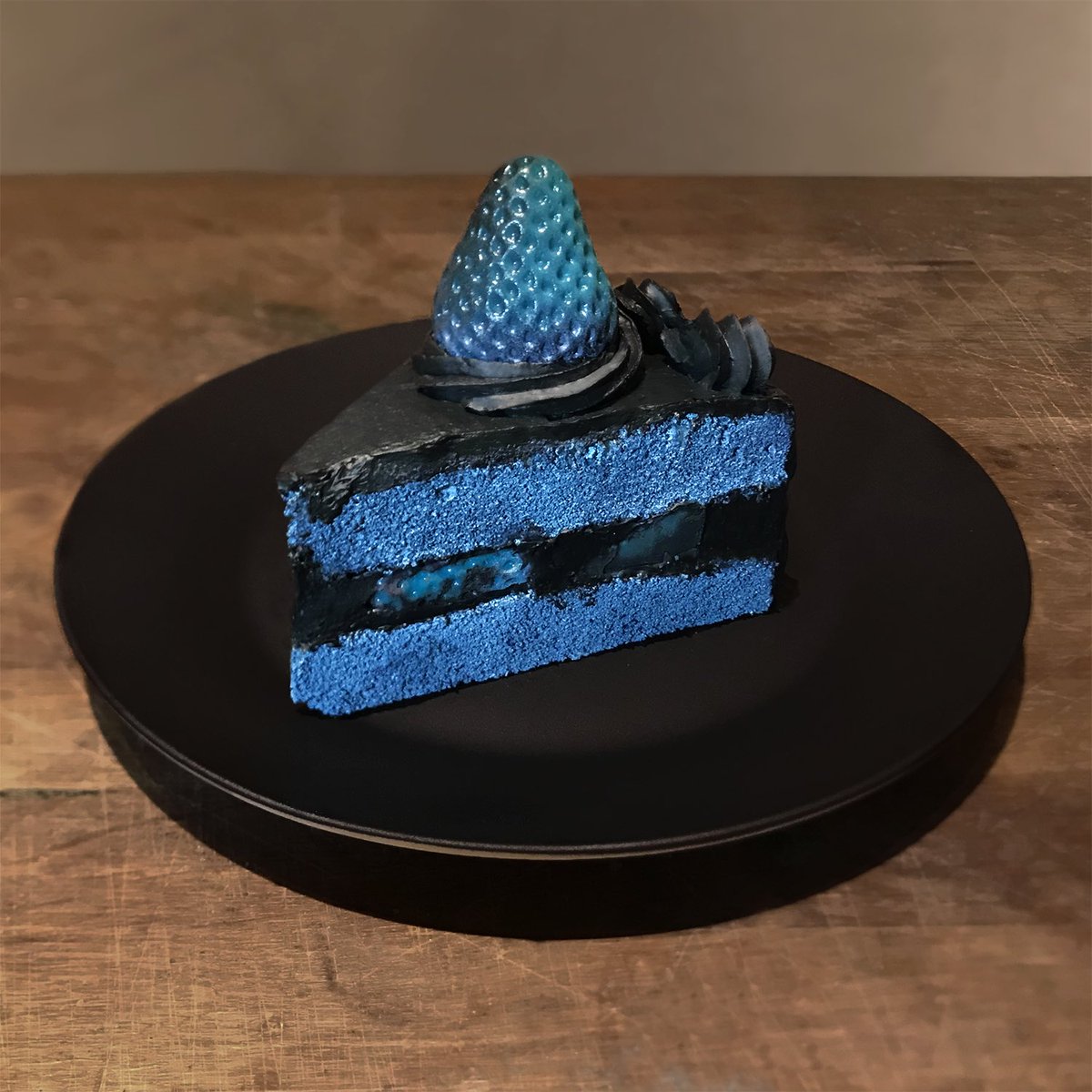 しばたたかひろ Takahiro Shibata 妹から 写真映えし過ぎるケーキ で周りと差をつけたい とお願いされたので 色が反転したケーキ をつくったら 映えた と言われた 青い苺はゼリーで再現してます