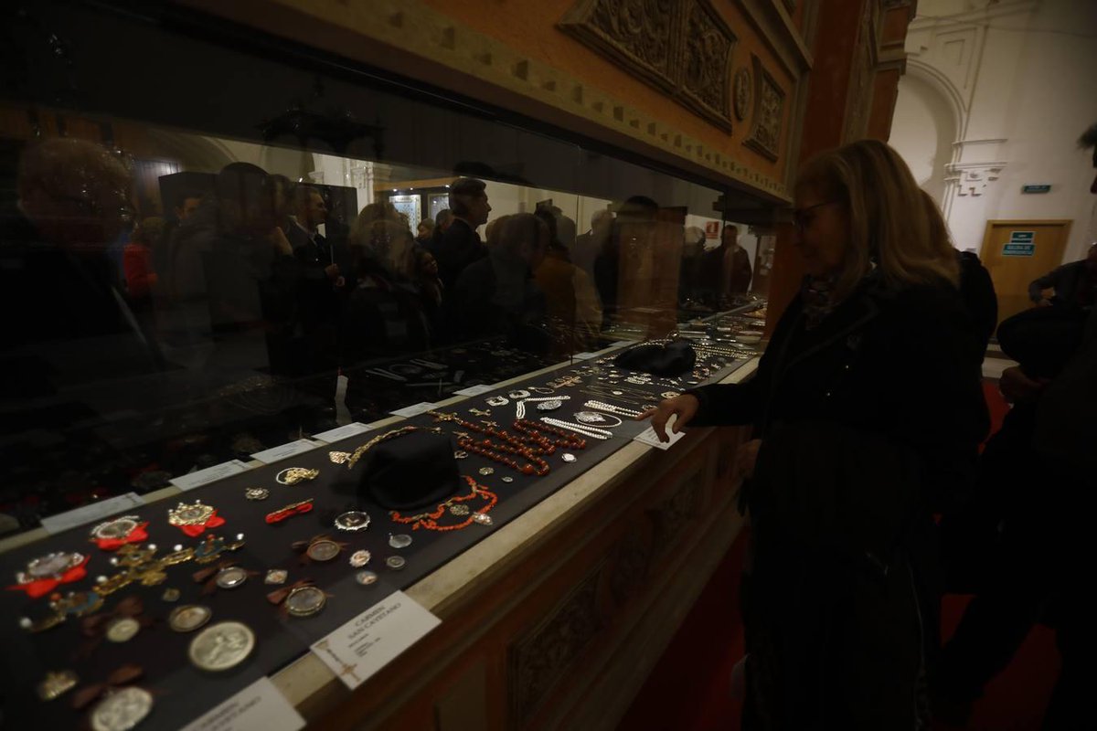 Las Vírgenes de gloria deslumbran con la riqueza de su ajuar en una exposición. Más información en Noticias Cofrades de hermandaddelapasion.org