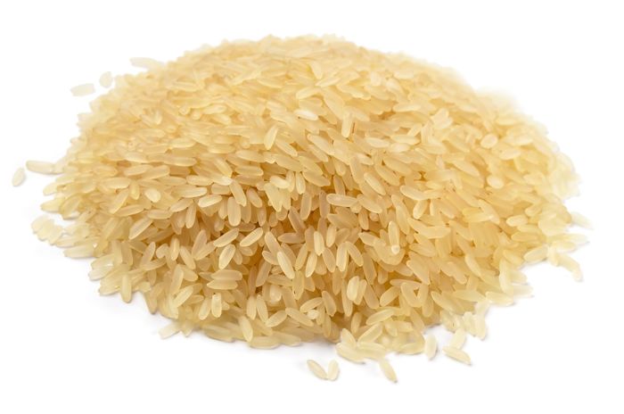 El arroz "brillante", que en realidad se llama vaporizado, sancochado o parbolizado, queda firme durante el cocinado (no se pasa y no se pega) porque se somete a un proceso previo: vapor y presión->se consigue la retrogradación (cristalización) del almidón  #gominolasdepeseta