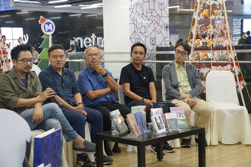 gypzybook's tweet photo. ในวันที่ 24-25 นี้ สำนักพิมพ์มติชนได้จัดกิจกรรมแจกหนังสือจรก 11 สำนักพิมพ์ รวมทั้งหมด 3,500 เล่มที่ mrt จตุจักรทางออก 3 
.
คุณสุรชัย พิงชัยภูมิ บรรณาธิการบริหารของสำนักพิมพ์ยิปซีได้พูดคุยถึงหนังสือทั้ง 3 เล่มของยูวัลมาร่วมสนุกกันแจกเป็นของขวัญในงานนี้ด้วยค่ะ #mrtbookjourney2019 https://t.co/esPfLBkSCW