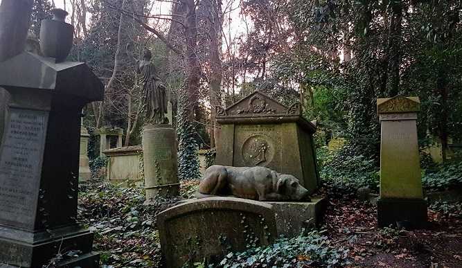 #HighgateCemetery, interesting tomb #2: Tom Sayers (1826–1865) was one of the best-known pugilists of his time. He fought the first world championship with the American John Heenan. @HighgaheCemeter @CemeteryClub Full story here: leapintoadventure.com/highgate-cemet…