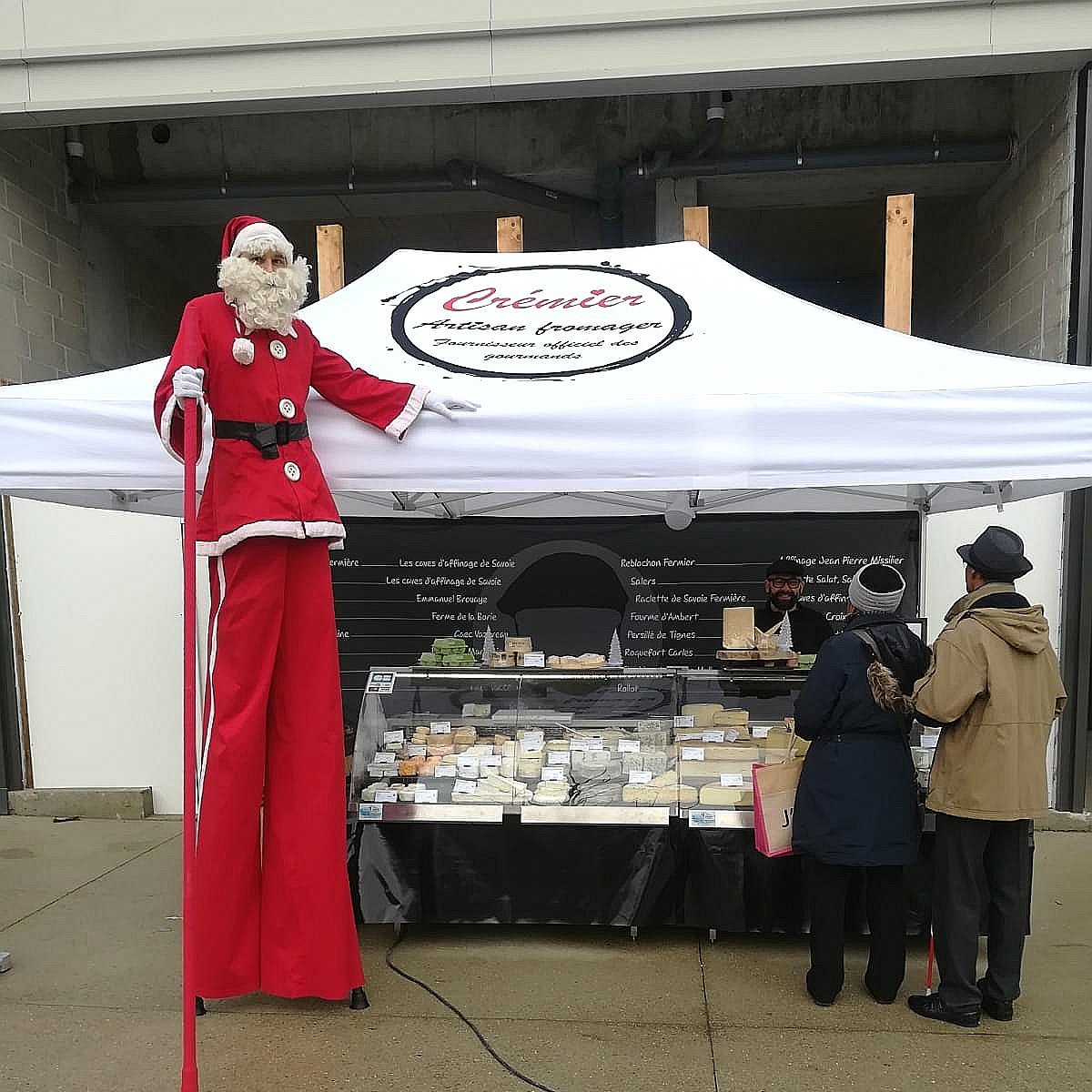 <a href="/francebarnums/">France Barnums</a> vous souhaite un #JoyeuxNoel !

Nous avons retrouvé le Père Noël, quelques heures avant le début de sa tournée, devant le #barnum de l’Artisan Crémier Sébastien 🎁