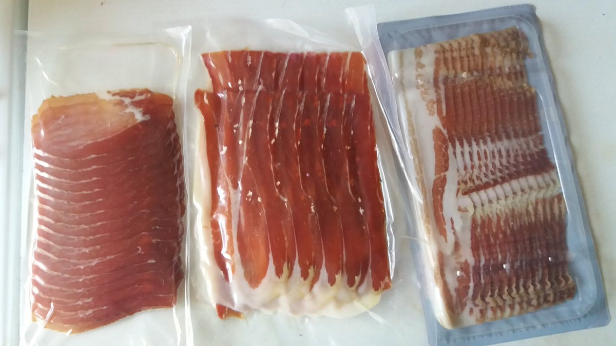 HelenaPuljiz's tweet photo. Evo sestra ubacila imotski trip u mamin paket mirisan od kolača, mesliđana, ruzmarina i svih čuda ljubavi koje samo mati zna poslati. Brat se brine da zbog tripa ne žeđamo, stiglo je i rujno vino.
#pečenica #pršut #panceta #imotskitrip #volimimotski #Božić https://t.co/5C6BJ7OrJC