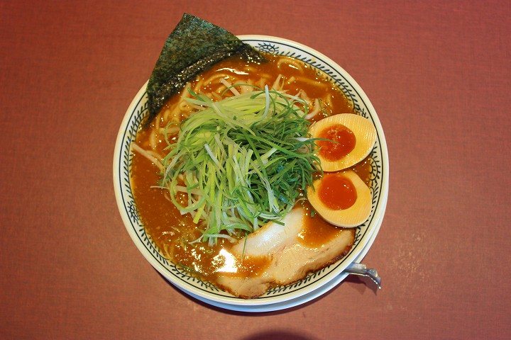 5mmで丸刈り日記 No Twitter 沖縄市美里 丸源ラーメン ネギ味噌ラーメン トッピングに味玉 1078円 19年12月 18年6月開店 開店から1年半 通りがかりに見るといつもお客さんいっぱい 勢い衰えないですね ほとんど地元客なのもすごい ここで7種類の麺類を食べ