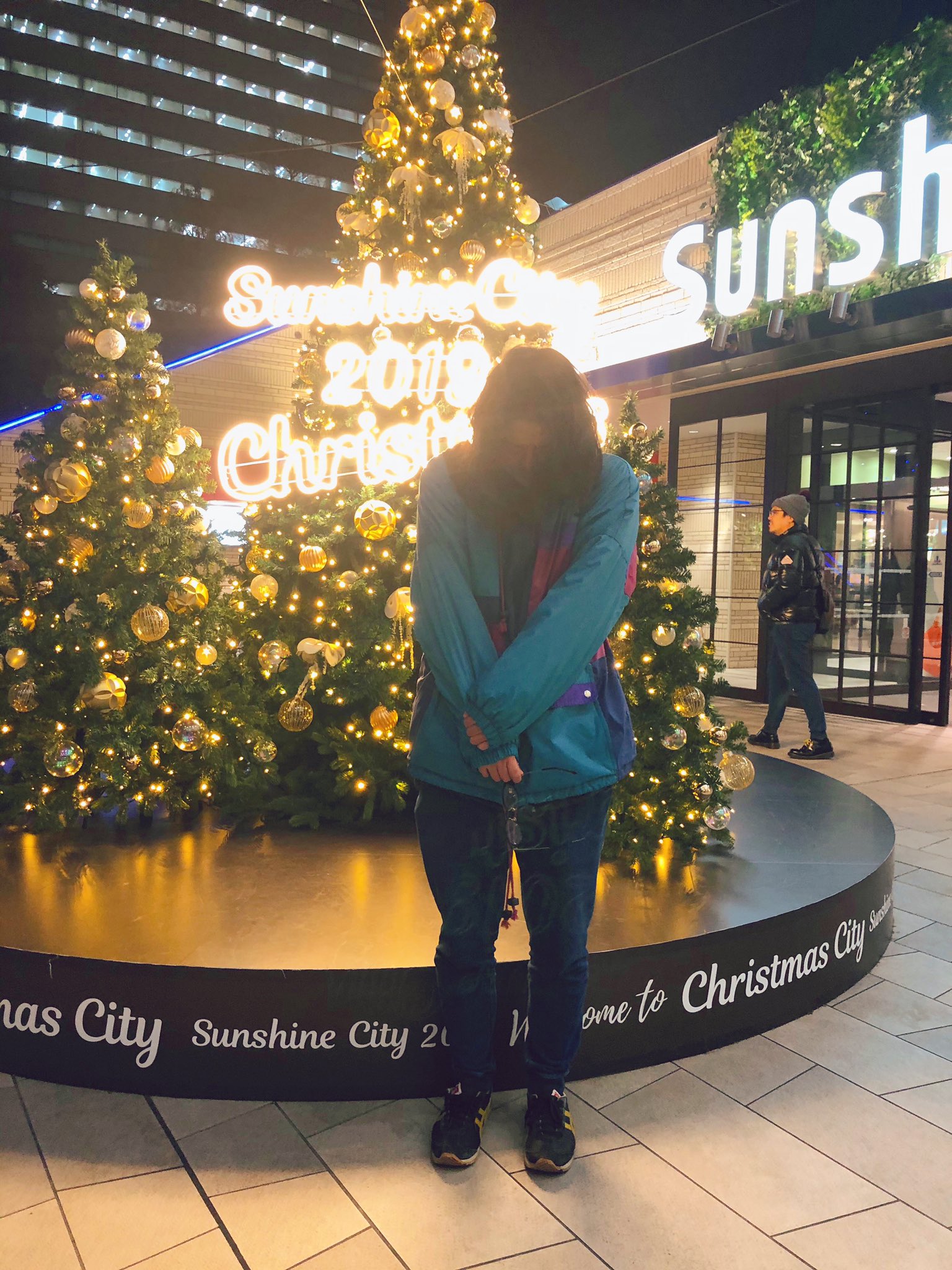 森山ド ロ A Twitter カップルのクリスマス撮影スポットでイキって写真撮ろうとしたら 目の前にとんでもない数のカップルがいて 急に恥ずかしくなって思わず顔を伏せてしまった瞬間です T Co Xw7ocdytiy Twitter