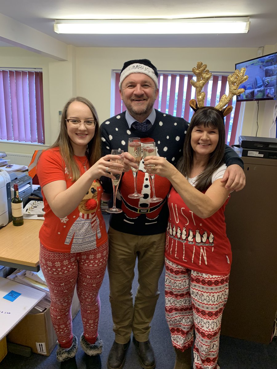 CoundHughes's tweet photo. @CALLOWOIL The Hereford Staff would like to wish you all a Very Merry Christmas #cheers #bestjobintheworld 🎄🥂🎅🥰 https://t.co/QV2V36vgyR