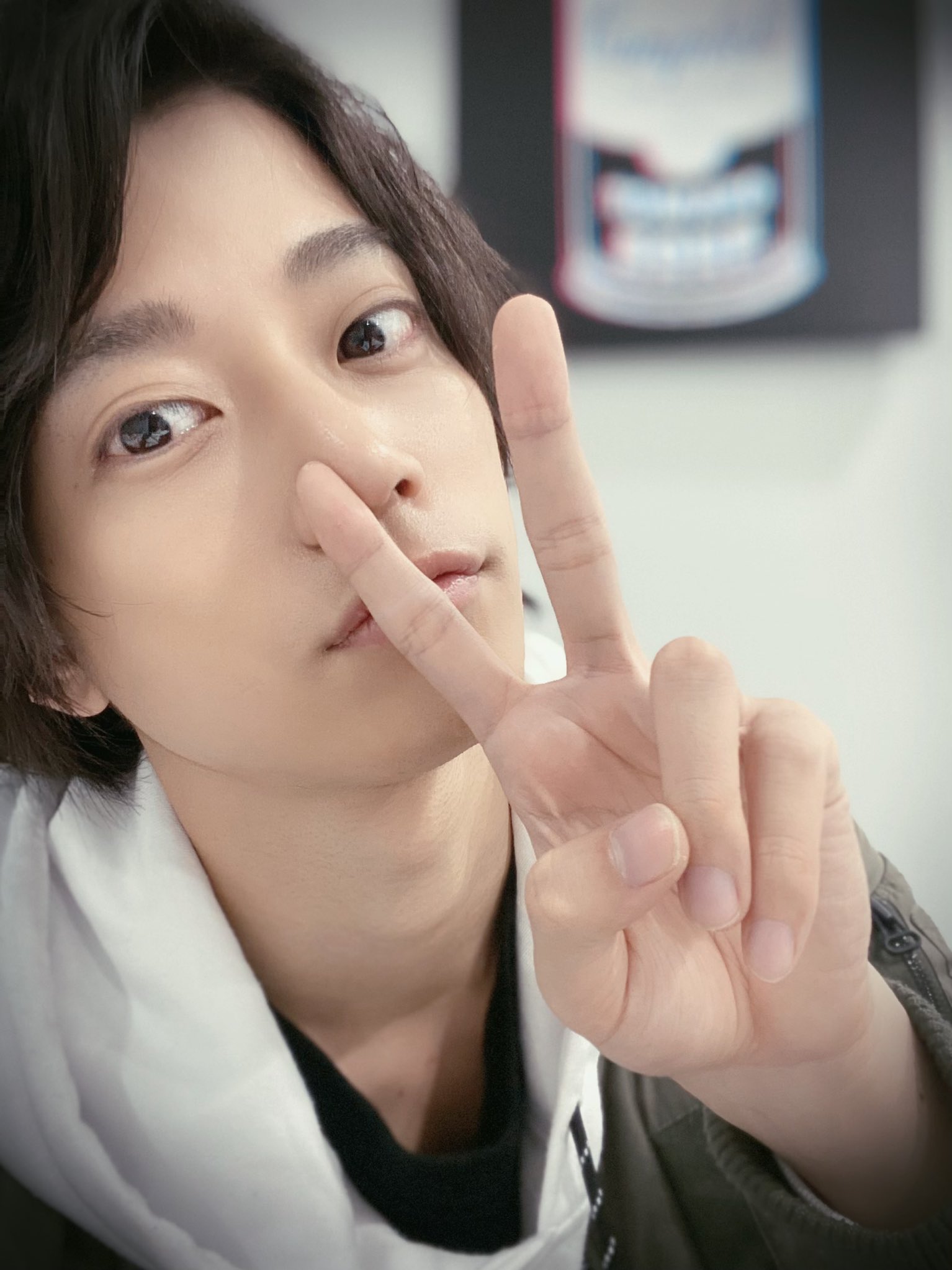 Twitter 上的 高橋健介 本日のお仕事終了致しました そして高橋健介 25歳になることが出来ました これも周りの方々の おかげでございます 25歳もとにかく 目の前のことに 全力で頑張って行きますので 皆様 お付き合い願います いぇーい いぇーい いぇーい