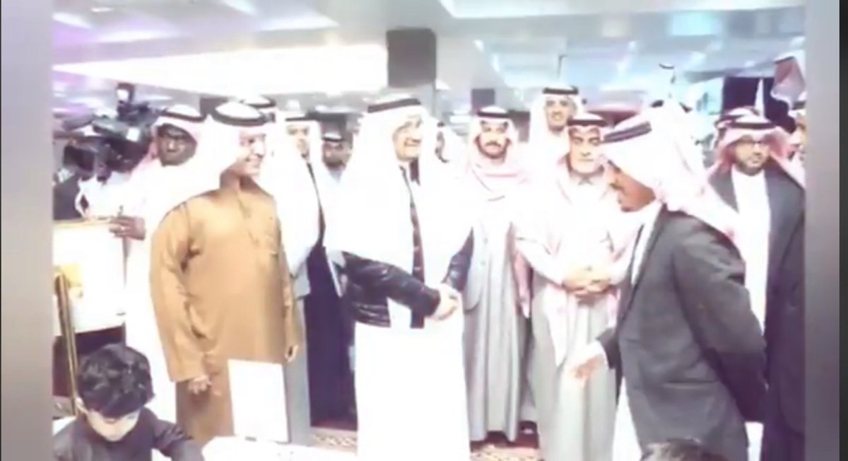 تشرفت يوم الأحد بالوقوف أمام #وزير_التعليم د. حمد آل الشيخ بقاعة الأمير فهد بن سلطان العلمية في معرض #نواتج_التعلم وتنفيذ نموذج مصغر حيث تم استخدام #استراتيجيات #التعلم_النشط والتقنيات الحديثة في التعليم في #الصف_الأول .وإشراف
القائد التربوي أ. محمد الشهري