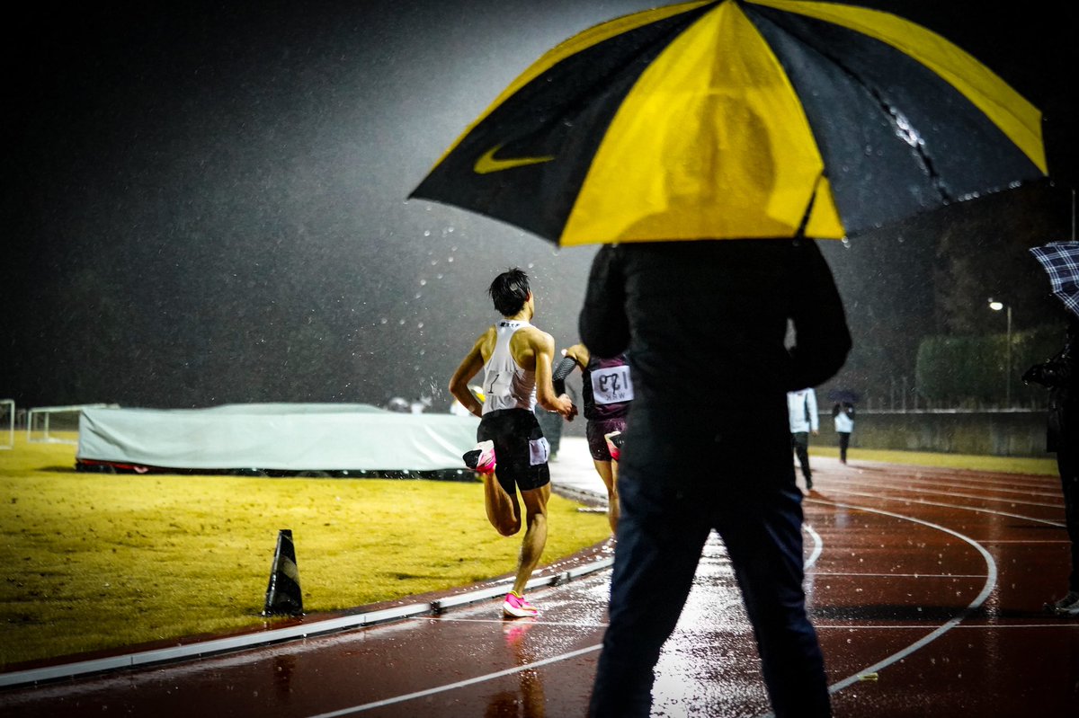 runrun_aoneco's tweet photo. 法政大学競技会

東洋のマネージャーさんたちが持ってた傘が普通のより3回りくらい大きくてNIKEで目立ってカッコよかった✔️⛱

だんだん土砂降りになって寒かったんですが、いつの間にか先輩の傘に1年生が入って応援してて、心があったかくなりました☺️ https://t.co/3krAky35LE