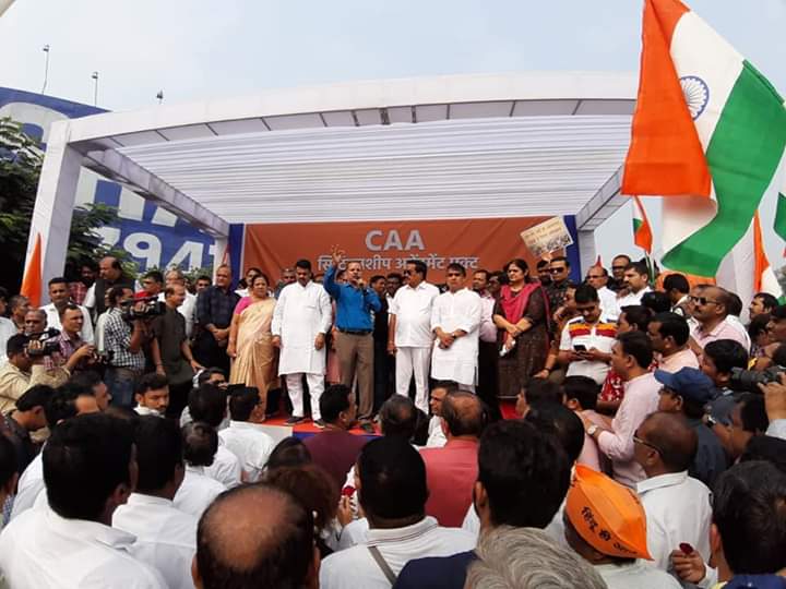 mathur_ahir_bjp's tweet photo. #CAA2019 સીટીઝનશીપ અમેન્ડમેન્ટ એક્ટના સમર્થનમાં સુરત ખાતે વનિતા વિશ્રામ ગ્રાઉન્ડથી કલેકટર કચેરી સુધી વિશાળ રેલીનું આયોજન કરવામાં આવ્યુ હતું.
સૌ સુરતીઓએ વિશાળ જનમેદની સાથે સીટીઝનશીપ અમેન્ડમેન્ટ એક્ટને ભવ્યાતિભવ્ય સમર્થન આપ્યું હતું.
#SuratWithCAA https://t.co/uMAPsw3ACN