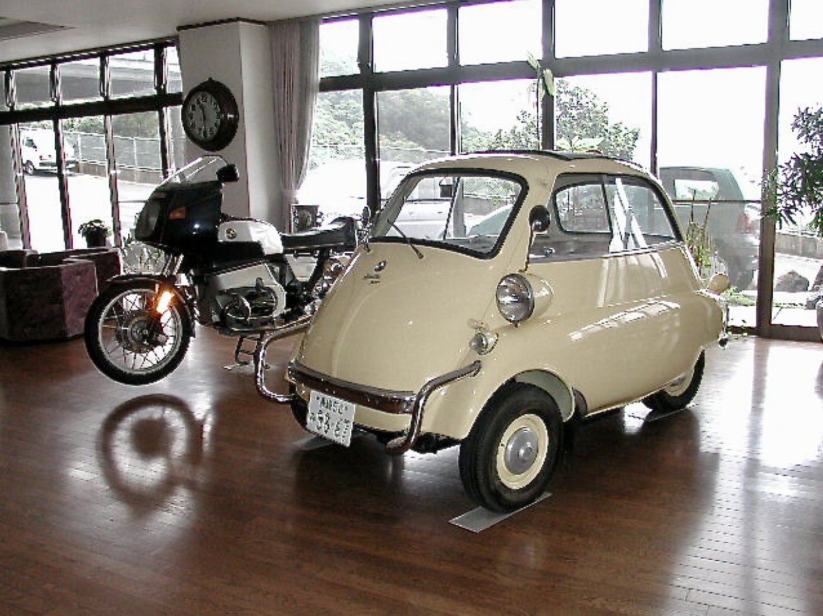 messer_heinkel's tweet image. そのむかし長崎市内の老人ホーム鶴舞苑Ⅱの玄関ホールには、メッサーシュミットKR175やイセッタ、BMWの二輪が展示されてましたが…今はどうなっているのかな？