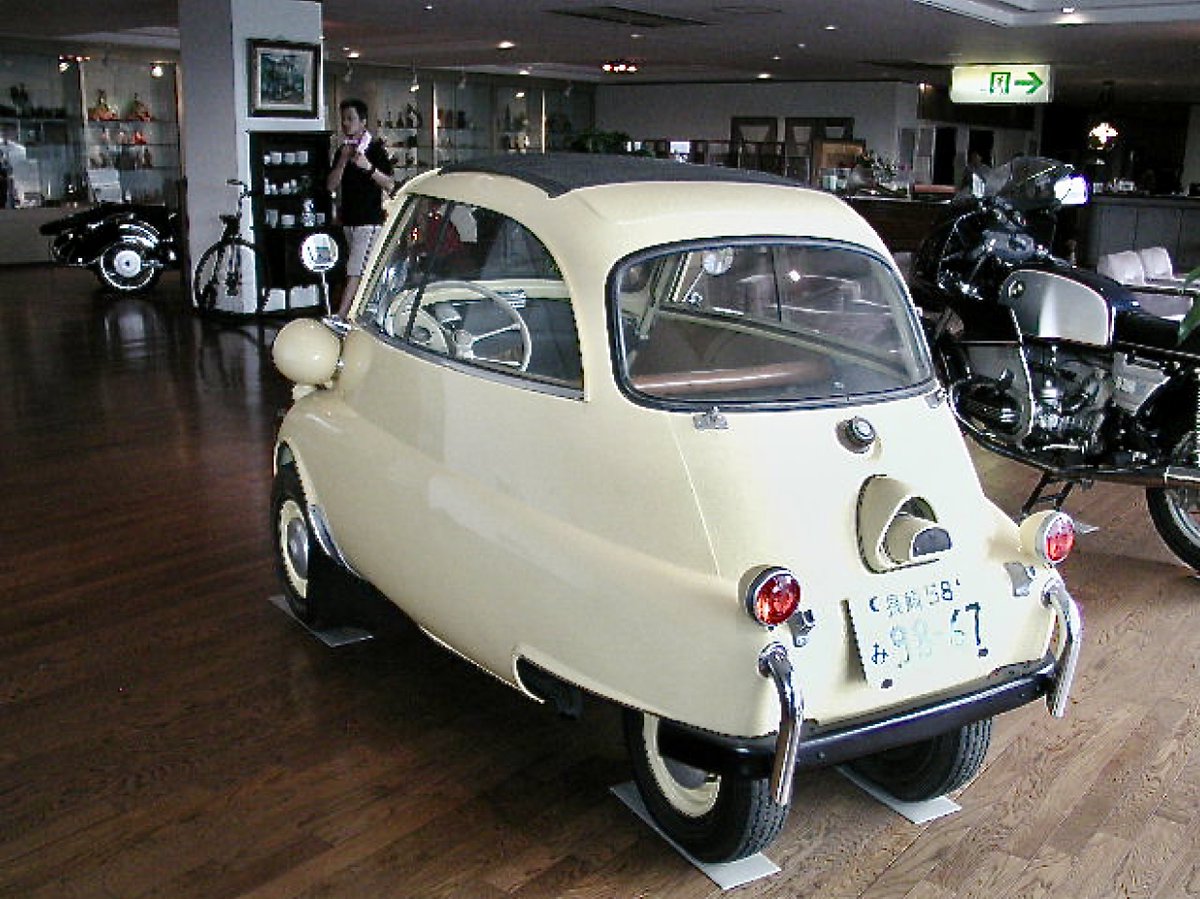 messer_heinkel's tweet image. そのむかし長崎市内の老人ホーム鶴舞苑Ⅱの玄関ホールには、メッサーシュミットKR175やイセッタ、BMWの二輪が展示されてましたが…今はどうなっているのかな？